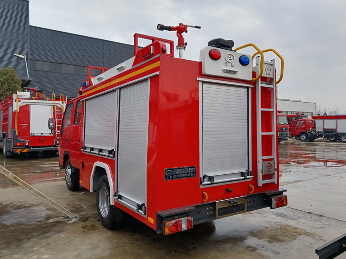 5噸消防灑水車_油庫貨場港口碼頭消防車_2.5-5噸泡沫消防車現(xiàn)車報(bào)價(jià)