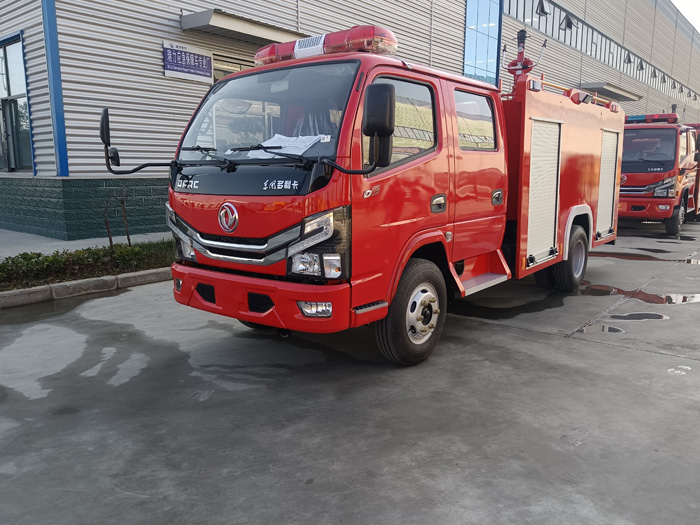 5噸消防灑水車多少錢_油庫貨場(chǎng)港口碼頭消防車_2.5-5噸泡沫消防車現(xiàn)車報(bào)價(jià)