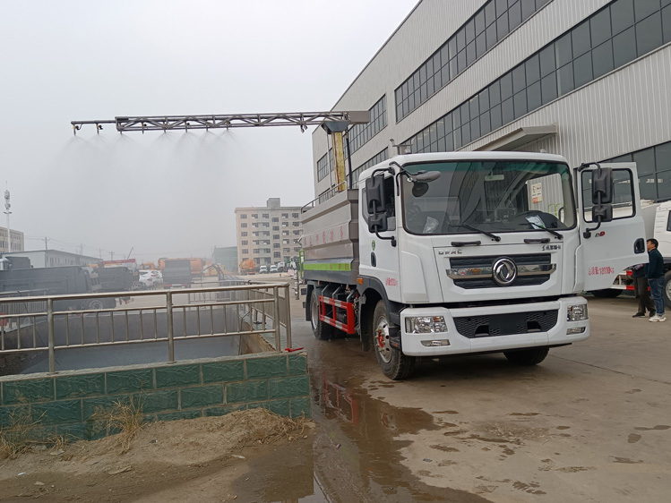 東風D9免稅的鐵路抑塵車--12噸降塵灑水車_陜西多功能固化劑噴灑車_煤礦貨場壓制降塵