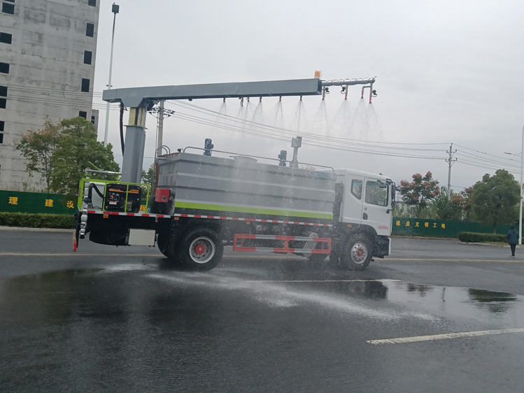 東風D9旋轉伸縮臂鐵路抑塵車-程力12方煤炭運輸降塵_榆林12方抑塵灑水車_霧化感應噴淋車_煤炭降塵車