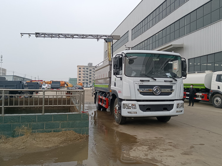 東風D9旋轉(zhuǎn)伸縮臂鐵路抑塵車-程力12方煤炭運輸降塵_大同煤場抑塵灑水車_運煤抑塵劑固化劑噴灑